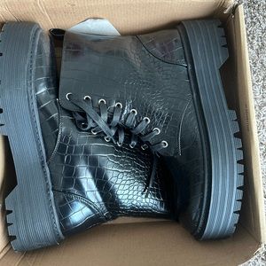 Black heavy duty combat boot